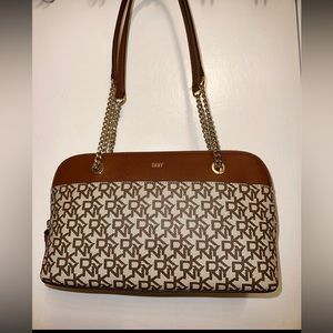Dkny bag beautiful medium bag like new Condition!!